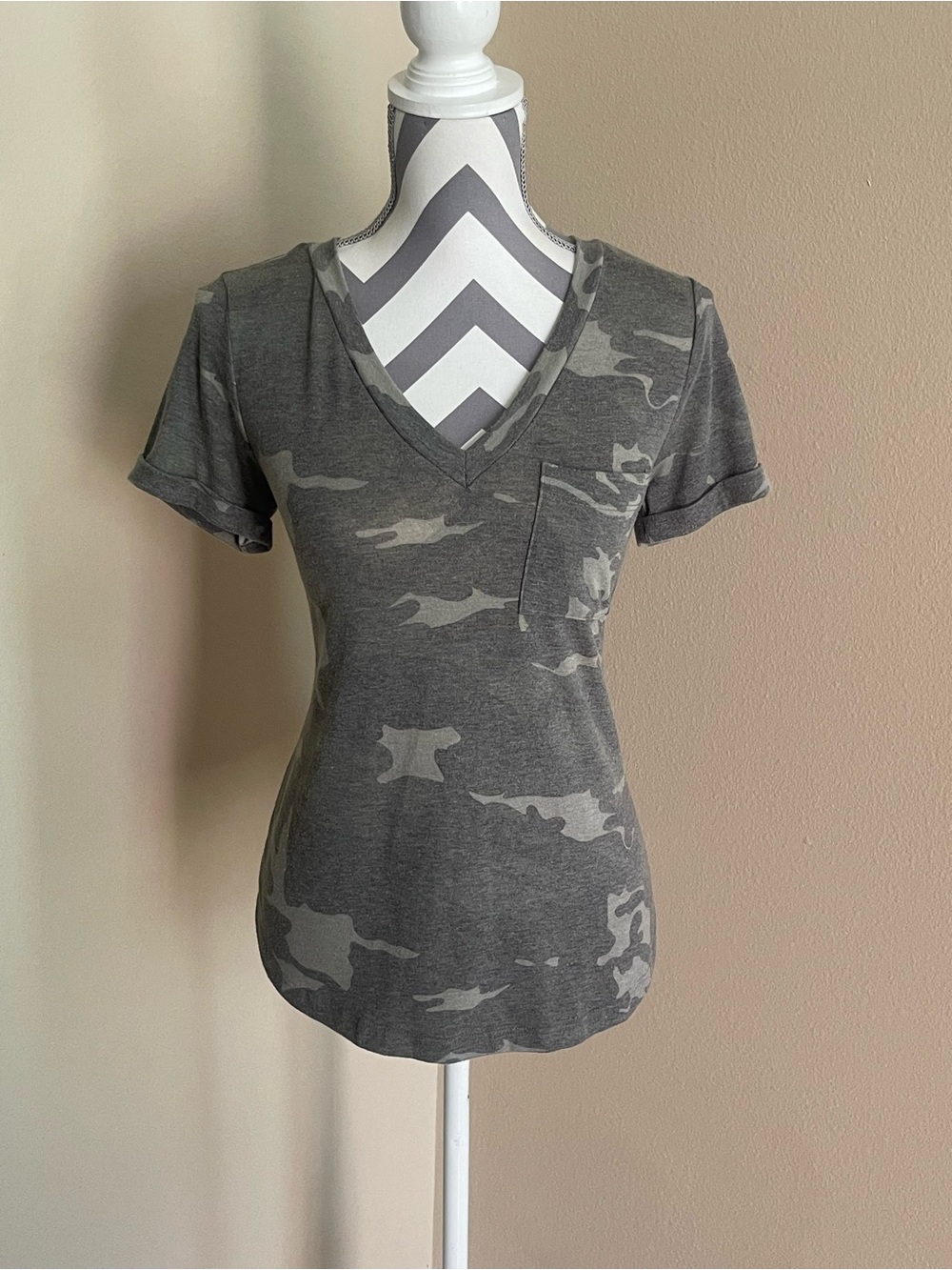 Emory Park Gray Camo V-Neck Pocket Tee - Size: Small